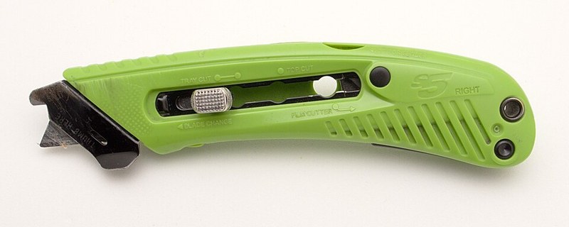 Photograph of retractable safety cutter.