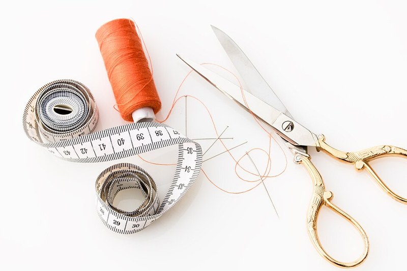 Photograph of sewing scissors and thread.